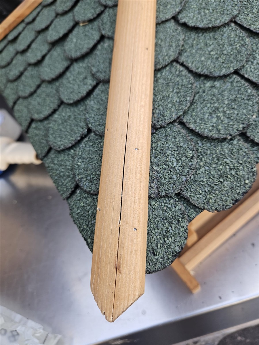 Holzlatte, Schieferdach, Riss, Holzbeschädigung, Dachdeckerbedarf