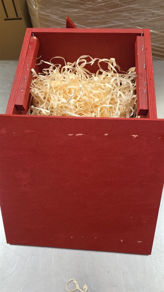 Holzkiste, rote Kiste, Schachtel aus Holz, Füllmaterial aus Papier, unverpackt