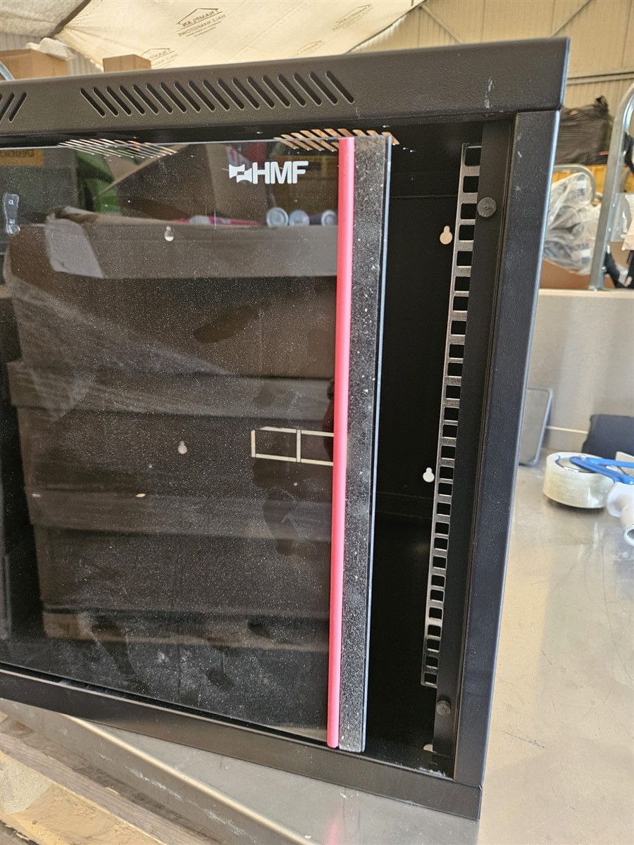 Weinkühlschrank, Glasfront, schwarzes Gehäuse, rosa Griff, Kühlgerät