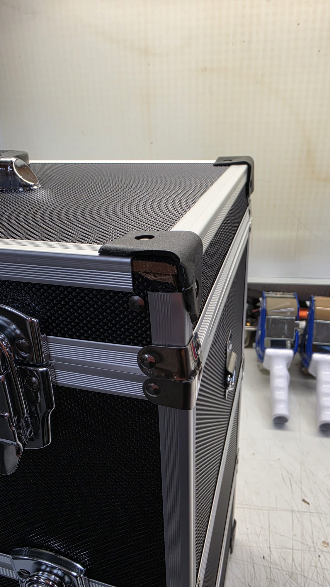 Flightcase, Weichkoffer, Aluminiumrahmen, schwarztexturiert, Metallbeschlag
