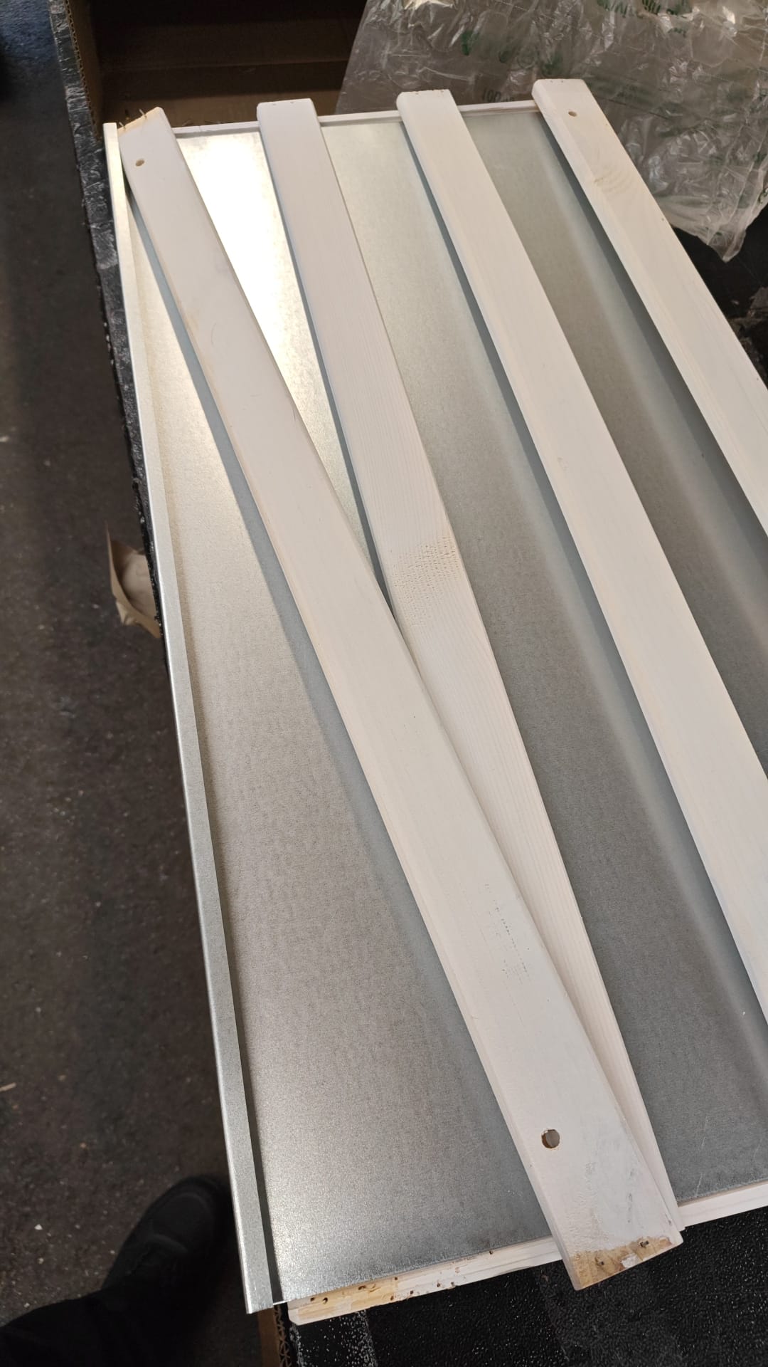 Metallblech, Metallstreifen, gedecktes Panel, Blechschnitt, weiße Verkleidung