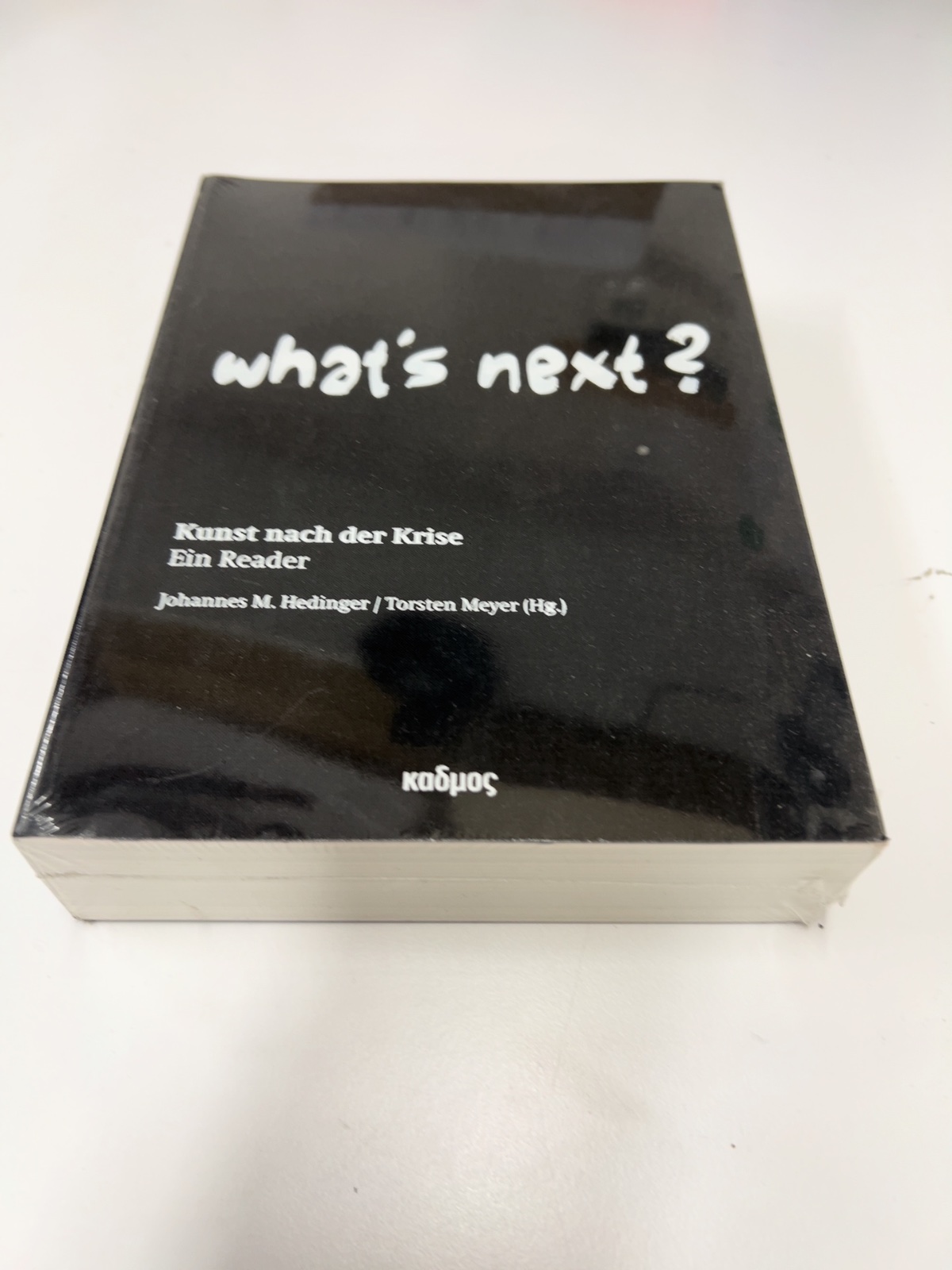 Buch, Kunst, Krise, Hefter, Was ist als nächstes?, Ein Reader, Kartonbox, Schwarz, Weiß, Paperback