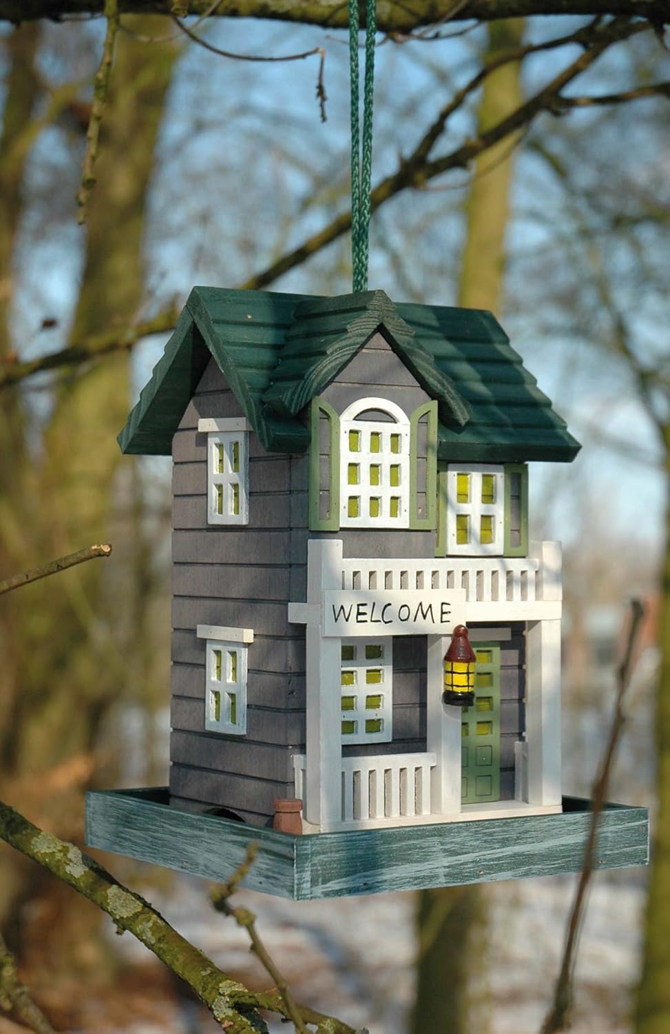 dobar Buntes Vogelfutterhaus "Welcome" - Vogelhaus inklusive Ständer Western Style - Kleine Vogelvilla aus Holz - Vogelfutterstation mit Futtersilo - 18 x 18 x 123 cm - Grün