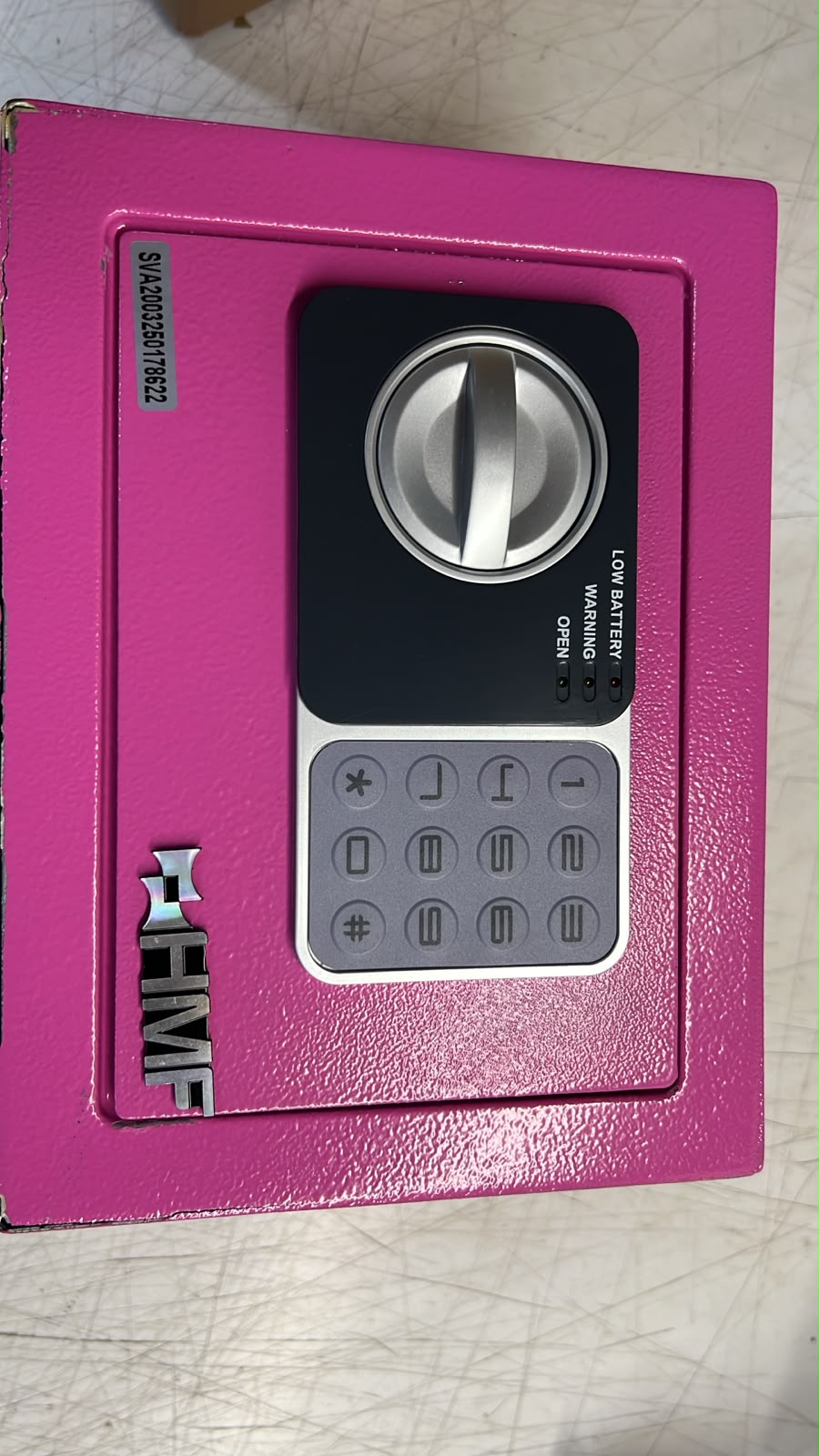 Elektronischer Tresor, pinkes Metallgehäuse, Zahlentastatur, Drehknauf, Batterieanzeige
