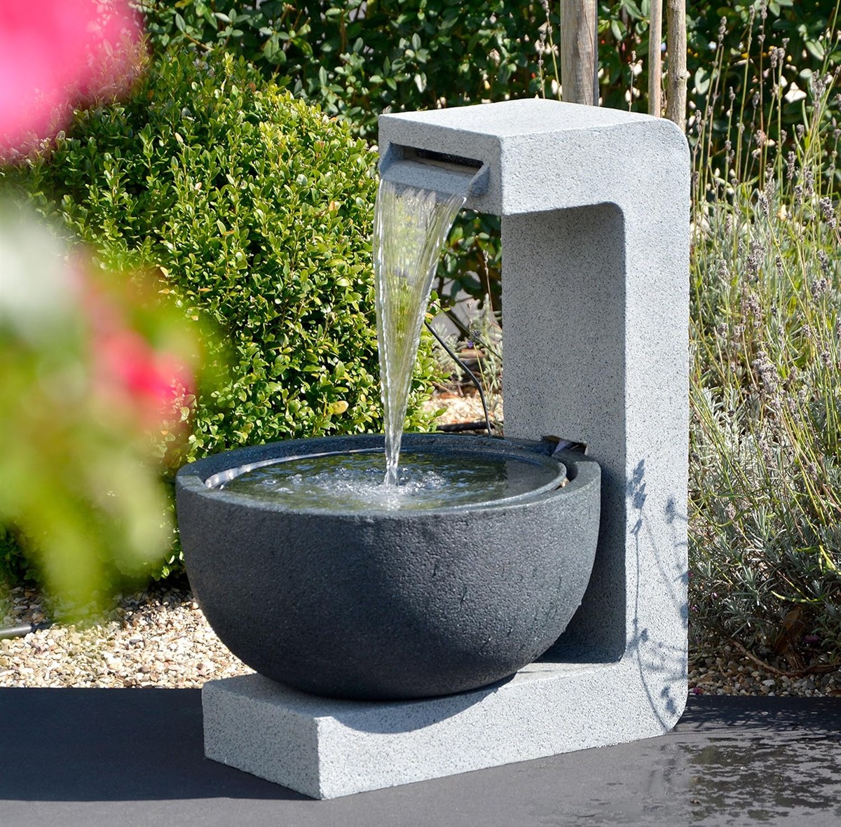 Steinbrunnen, Wasserspiel, Wasserfontäne, Gartenbrunnen, Skulptur, Material: Beton