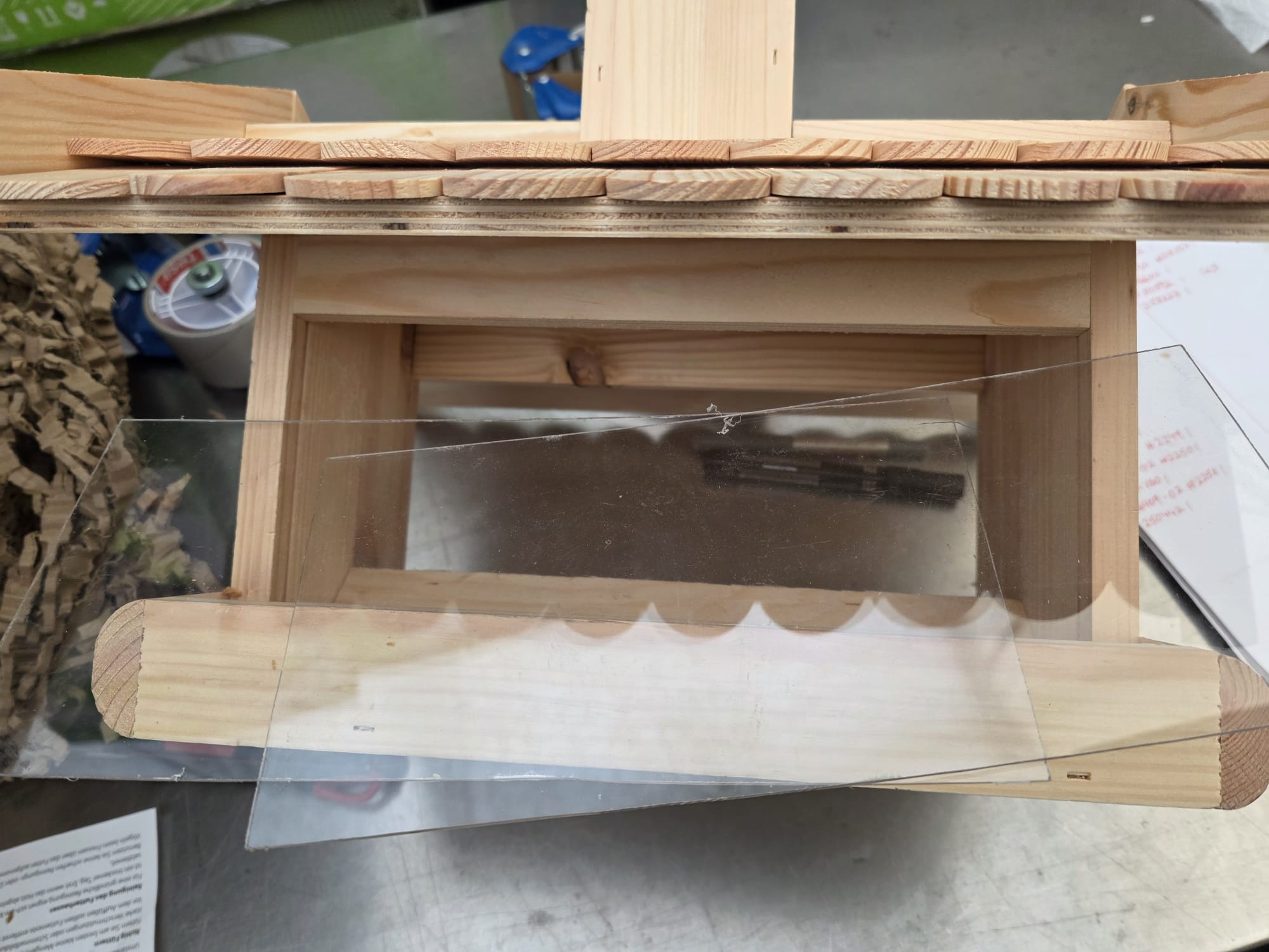 Dobar Vogelhaus mit Futter-Silo mit Holz Dachschindeln Futterhaus DH138