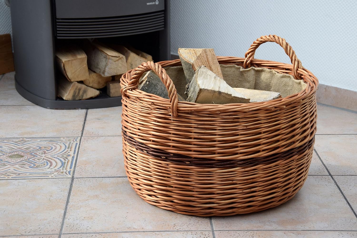 dobar Premium Kaminholzkorb aus ungeschälter Weide - Kaminholzaufbewahrung mit Tragegriffen - Kaminholztrage mit Juteeinlage - Kaminholztasche aus Weide - 50 x 50 x 34 cm - Zweifarbig