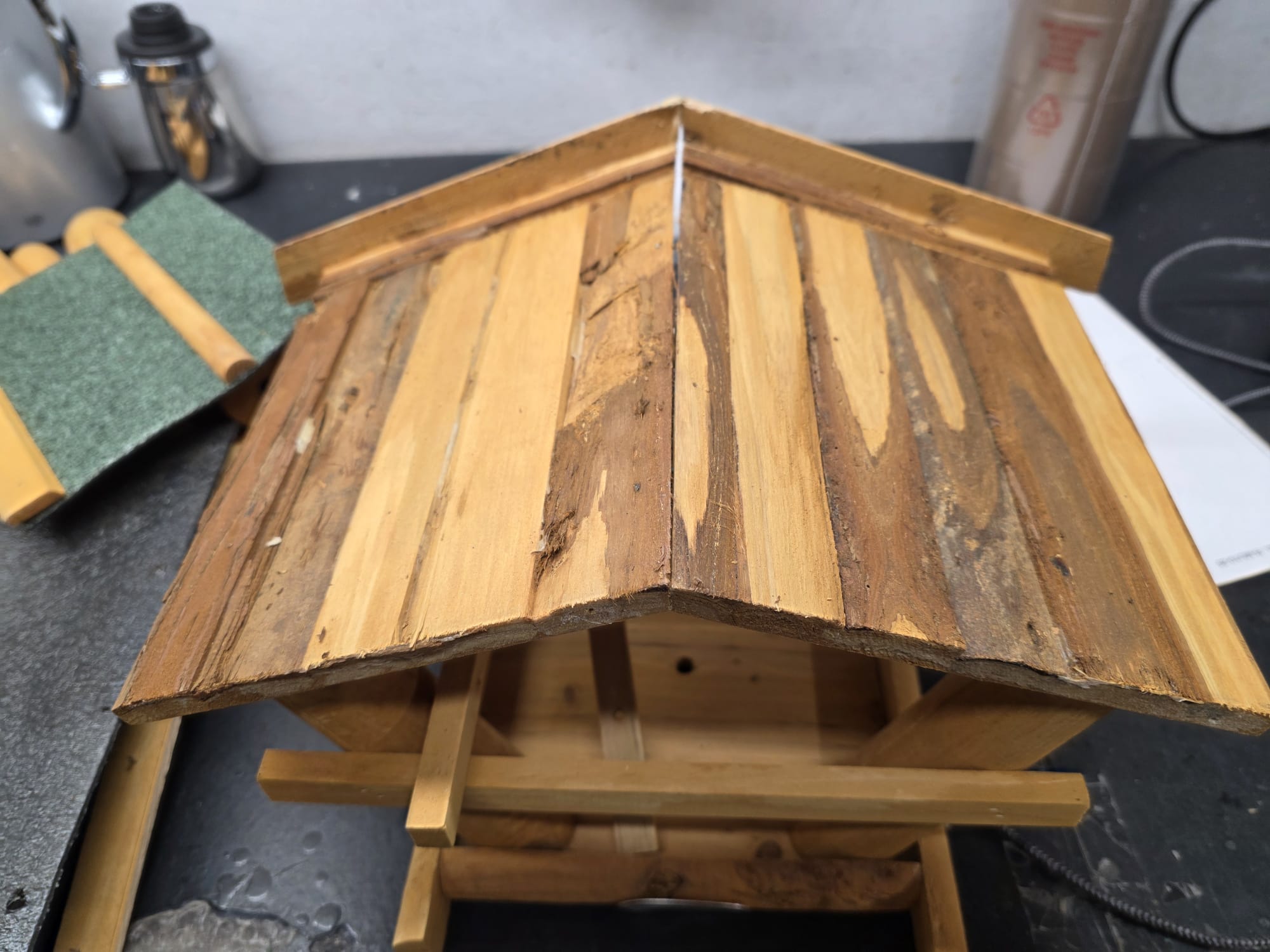 Dobar Vogelhaus mit Bitumendach und Ständer #DH170