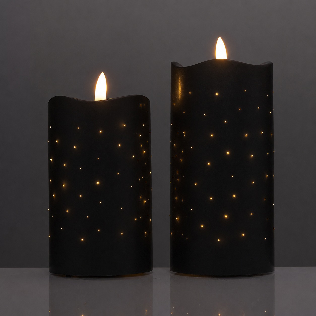 LED-Kerze, schwarze Kerze, Sternenloch-Muster, Stumpenkerze, zwei Kerzen