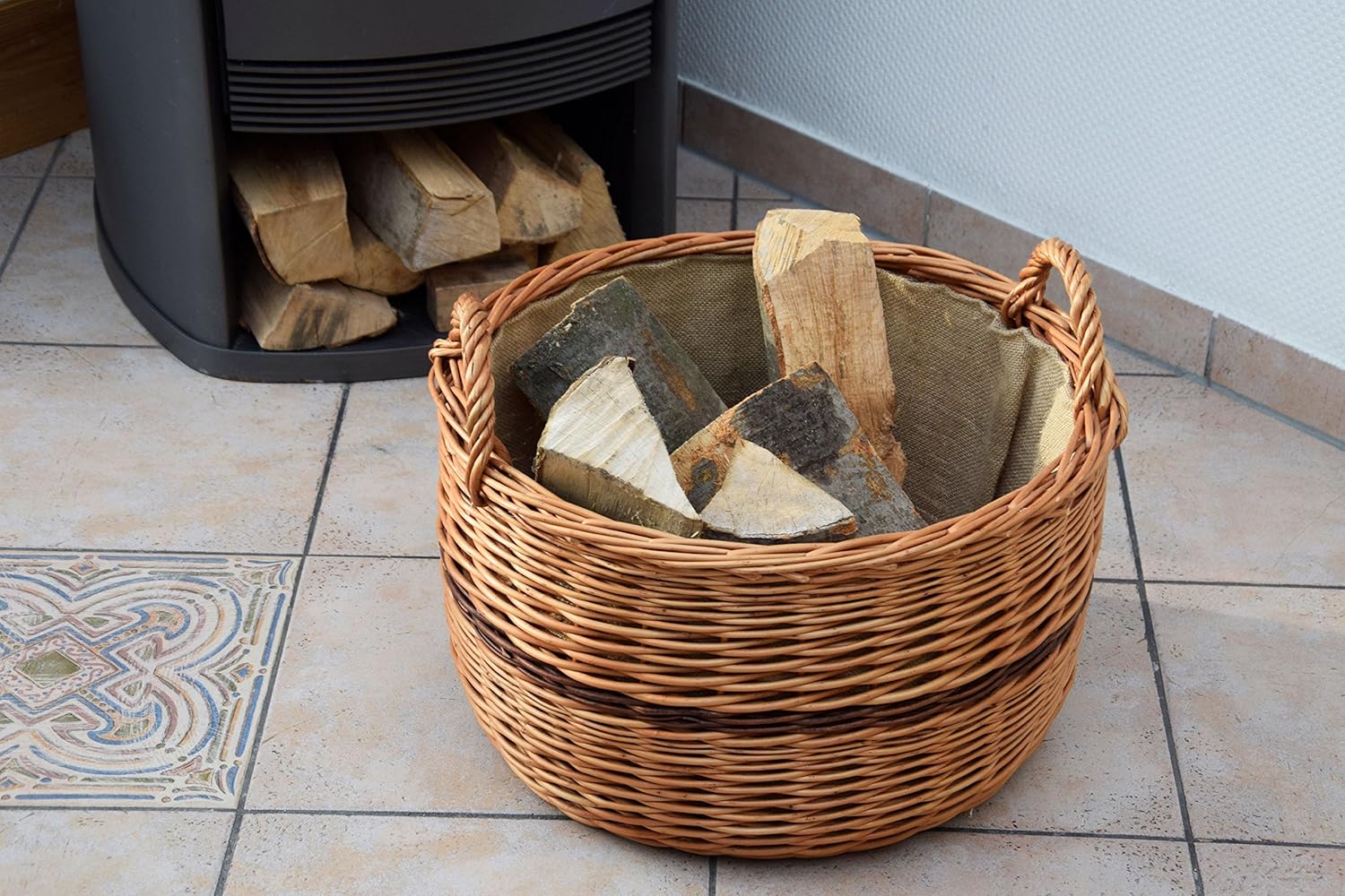 dobar Premium Kaminholzkorb aus ungeschälter Weide - Kaminholzaufbewahrung mit Tragegriffen - Kaminholztrage mit Juteeinlage - Kaminholztasche aus Weide - 50 x 50 x 34 cm - Zweifarbig
