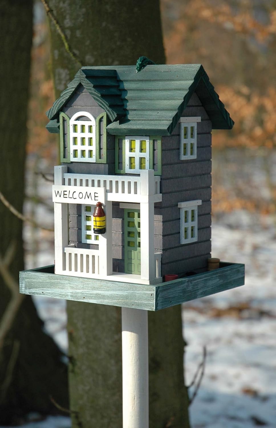 dobar Buntes Vogelfutterhaus "Welcome" - Vogelhaus inklusive Ständer Western Style - Kleine Vogelvilla aus Holz - Vogelfutterstation mit Futtersilo - 18 x 18 x 123 cm - Grün