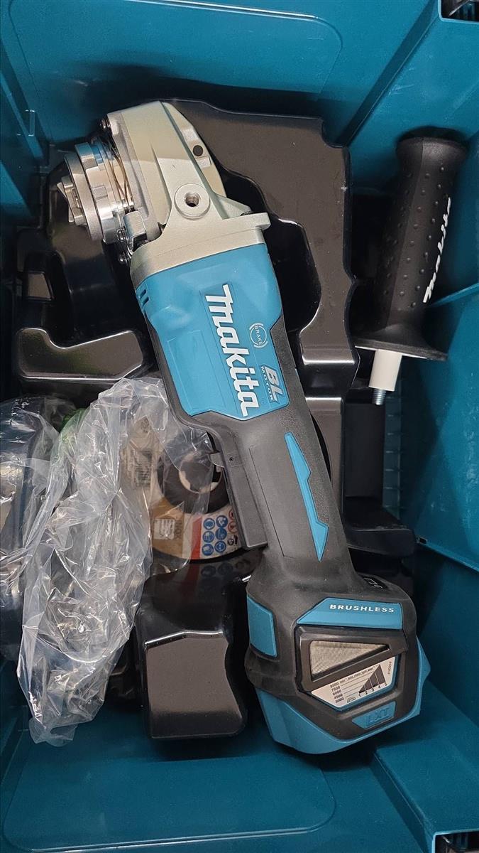 Makita Akku-Winkelschleifer DGA519RTJ ohne Akkus 18 V/5 Ah und Ladegerät #716