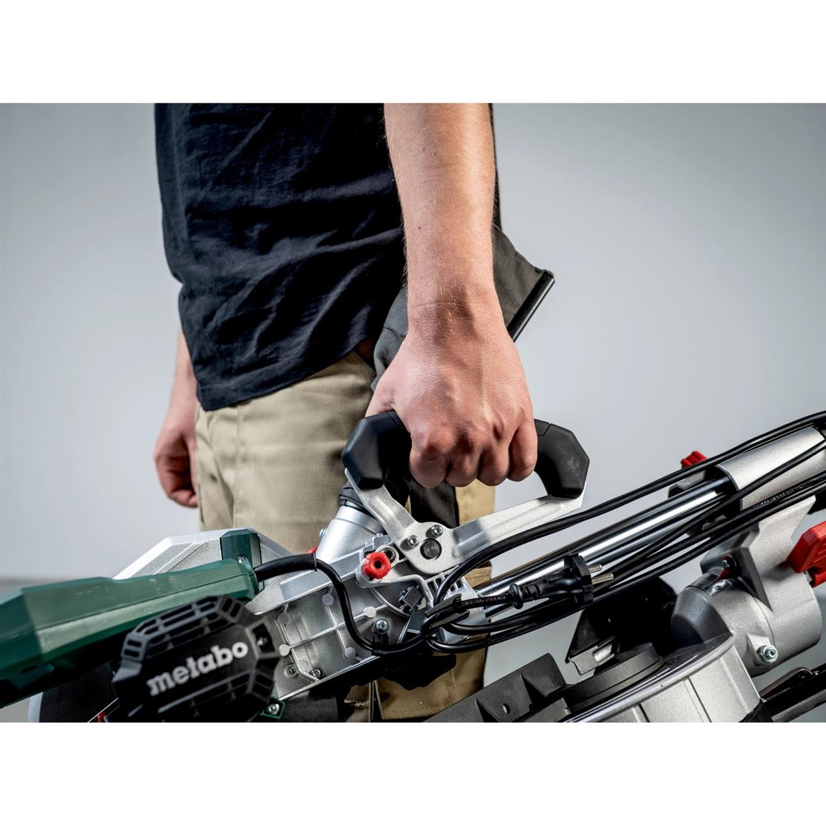 Metabo Kappsäge und Zugsäge KGS 254 M mit Hartmetall Sägeblättern