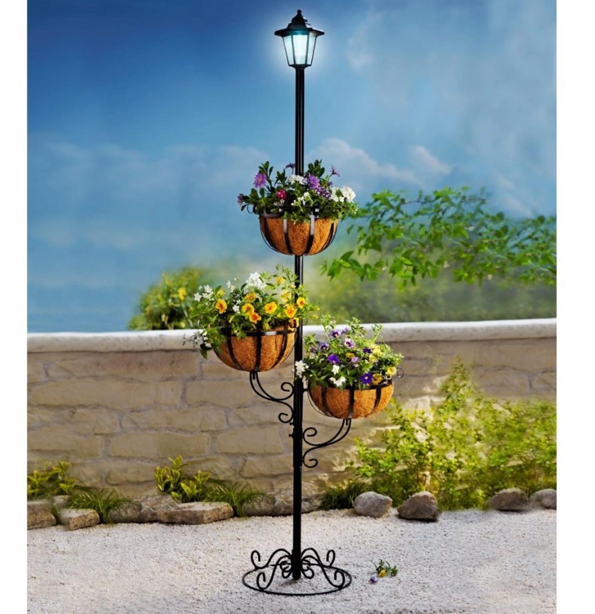 Blumenständer aus Metall mit LED-Laterne