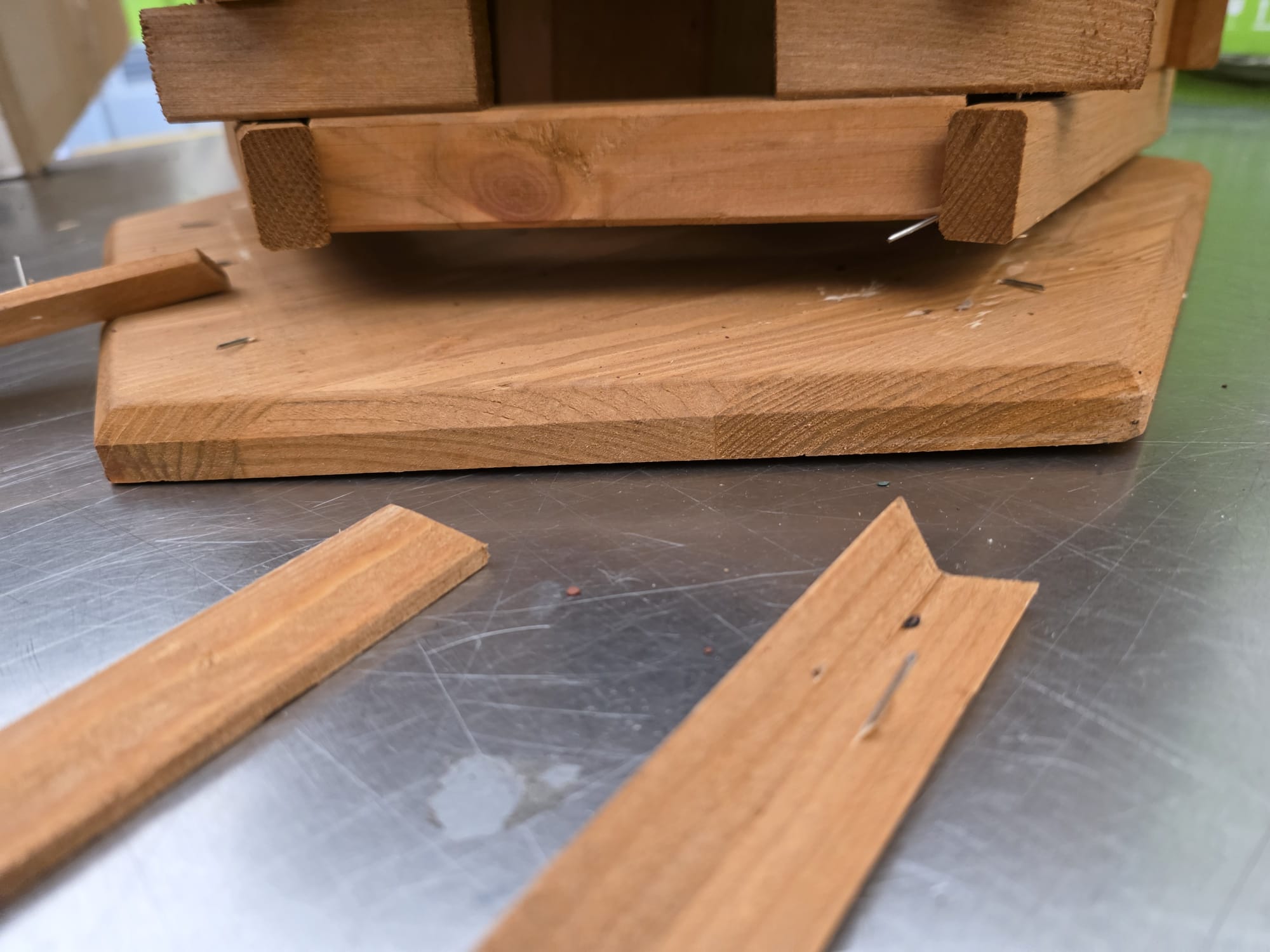 Dobar 6-eckiges Vogelhaus Rustikal mit rotem Bitumendach Kiefer DH140