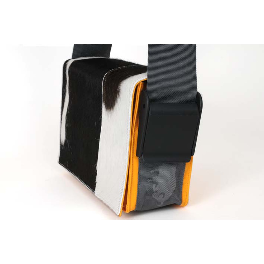 Messenger Bag MINI PROVOKED aus Kuhfell: schwarz & LKW-Plane: hellorange, 2