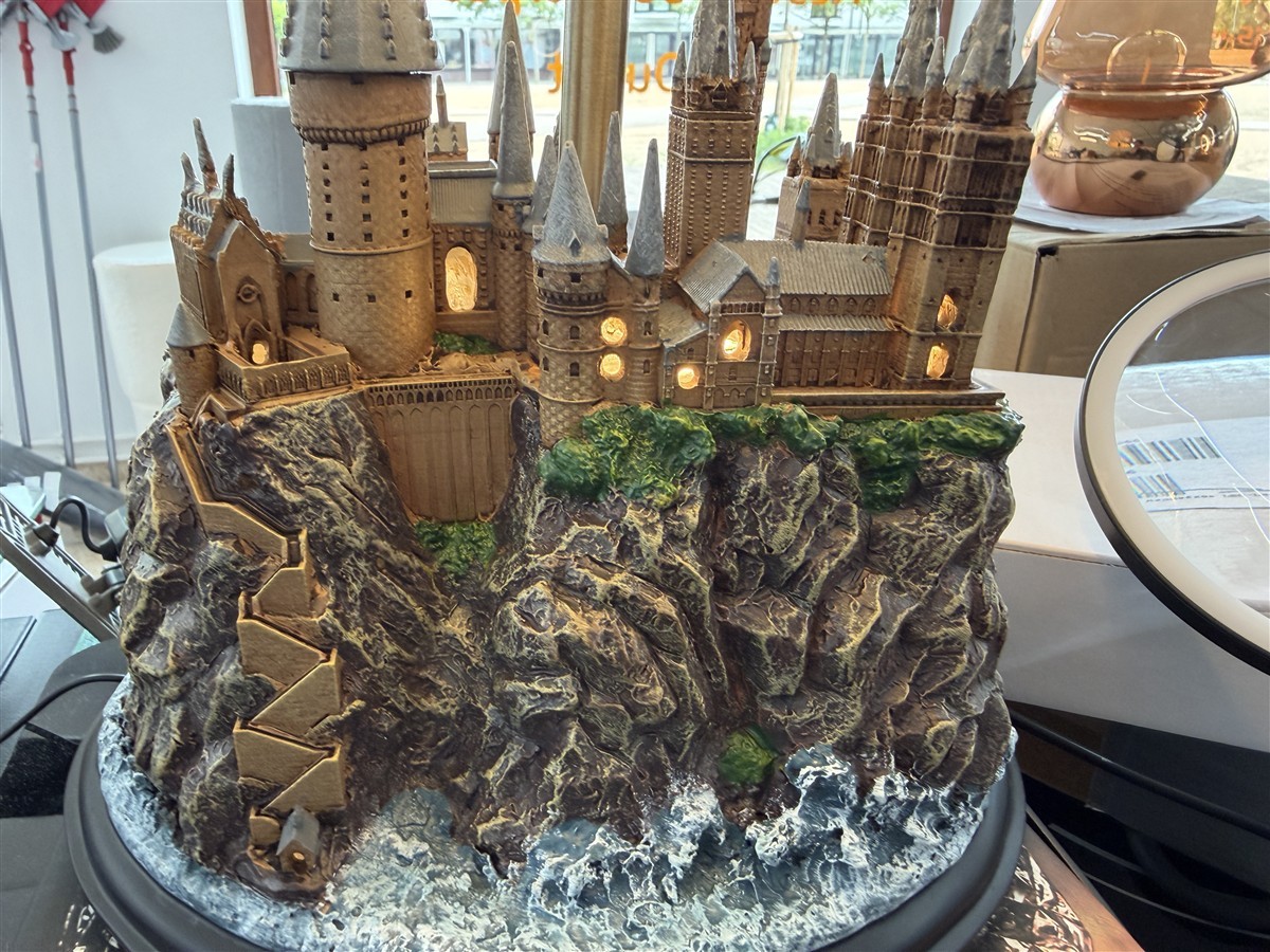 Schneekugel, Miniaturlandschaft, Burgruine, Gesteinsskulptur, Weihnachtsdeko