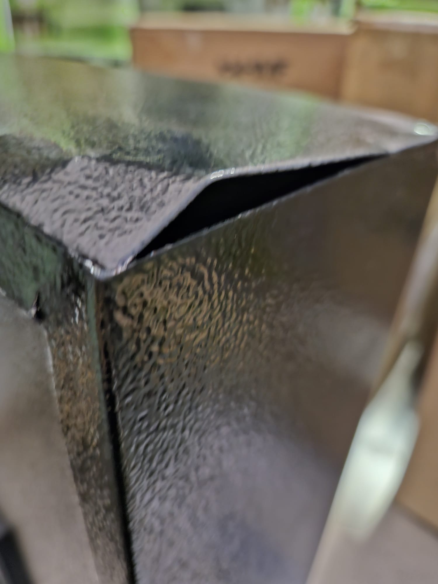 metallisch schwarz, Türkante, Ecknaht, Blech, Strukturoptik