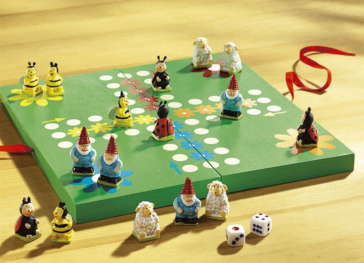 Brettspiel, Figuren, Würfel, Garten?, Märchenfigur