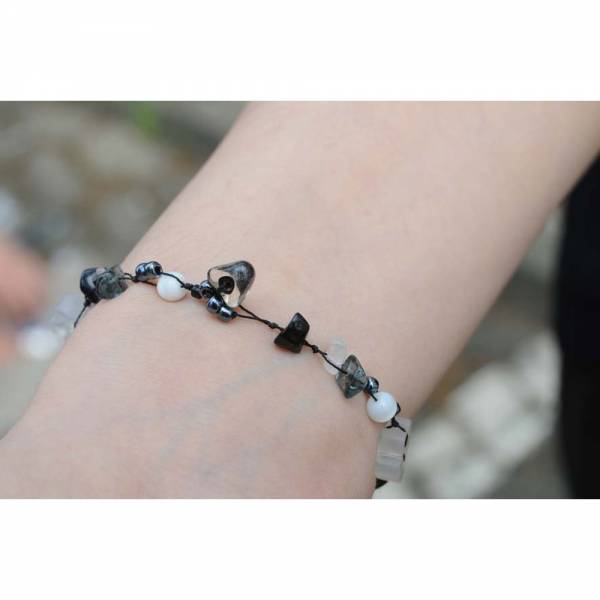Dehnbares Perlenarmband WEISSE BLÜMCHEN