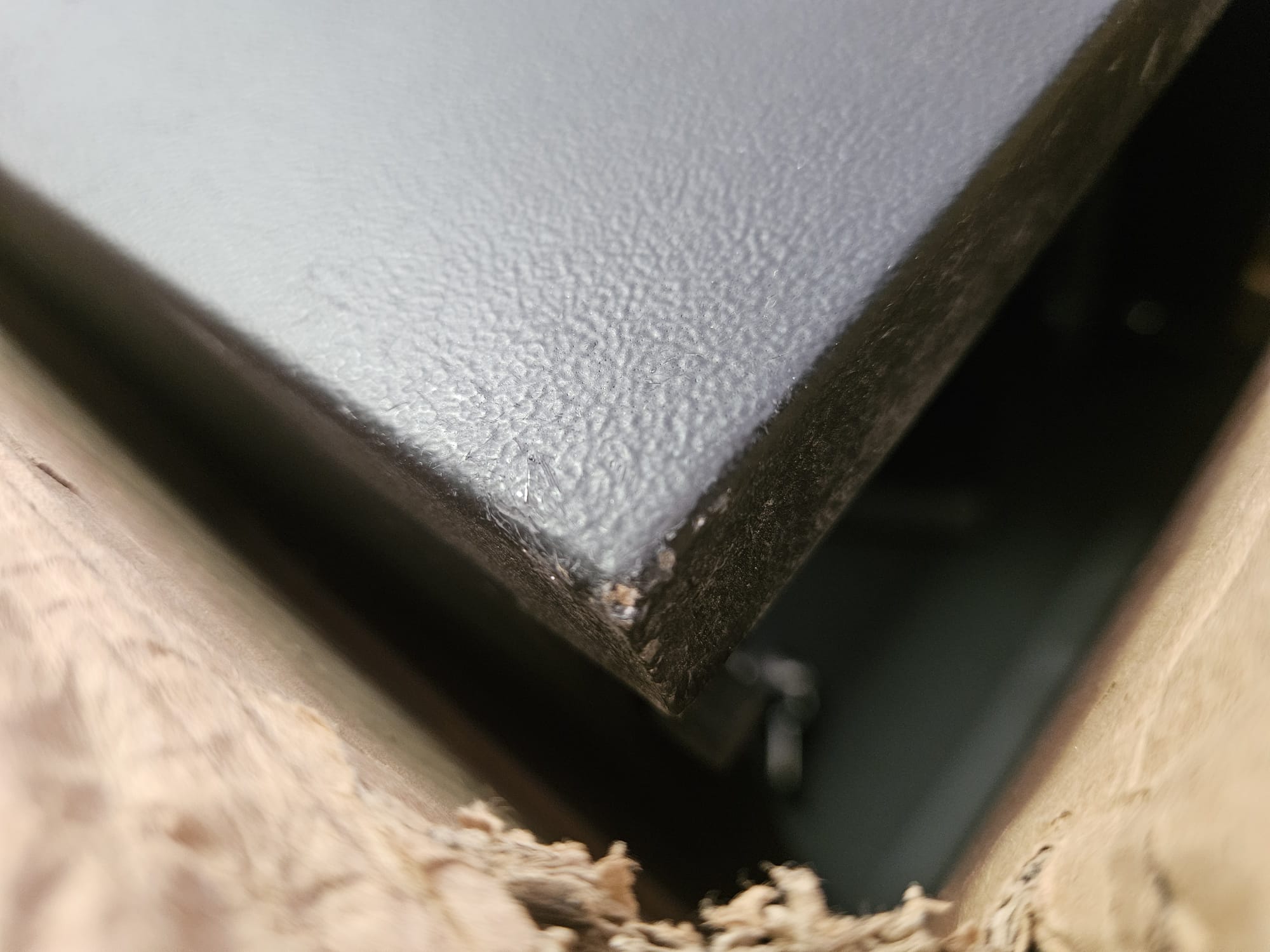 Ecken aus Metall, angeschrägte Kante, verputzte Kante, Metallrahmen, Staub sichtbar