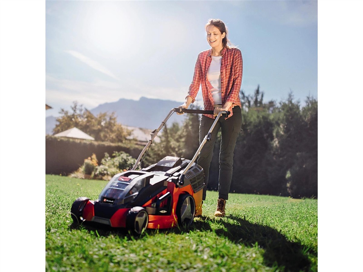 Rasenmähinstrument, Benzinrasenmäher, rot-schwarz, Grasfläche, Häusliche Gartenarbeit