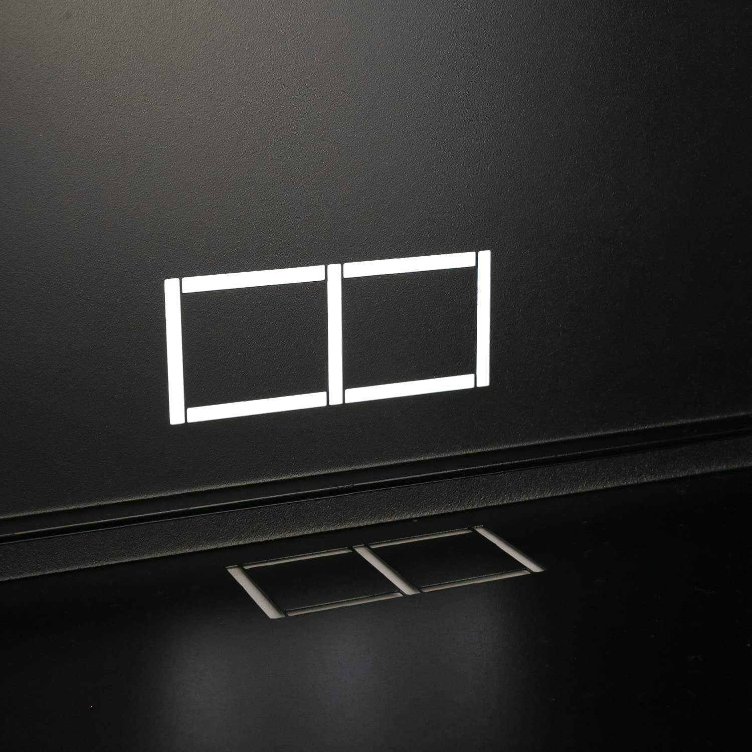 Zwei-Fach-Symbol, Rechteckiges Icon, schwarze Oberfläche, Weiße Linien, Beschriftungszeichen