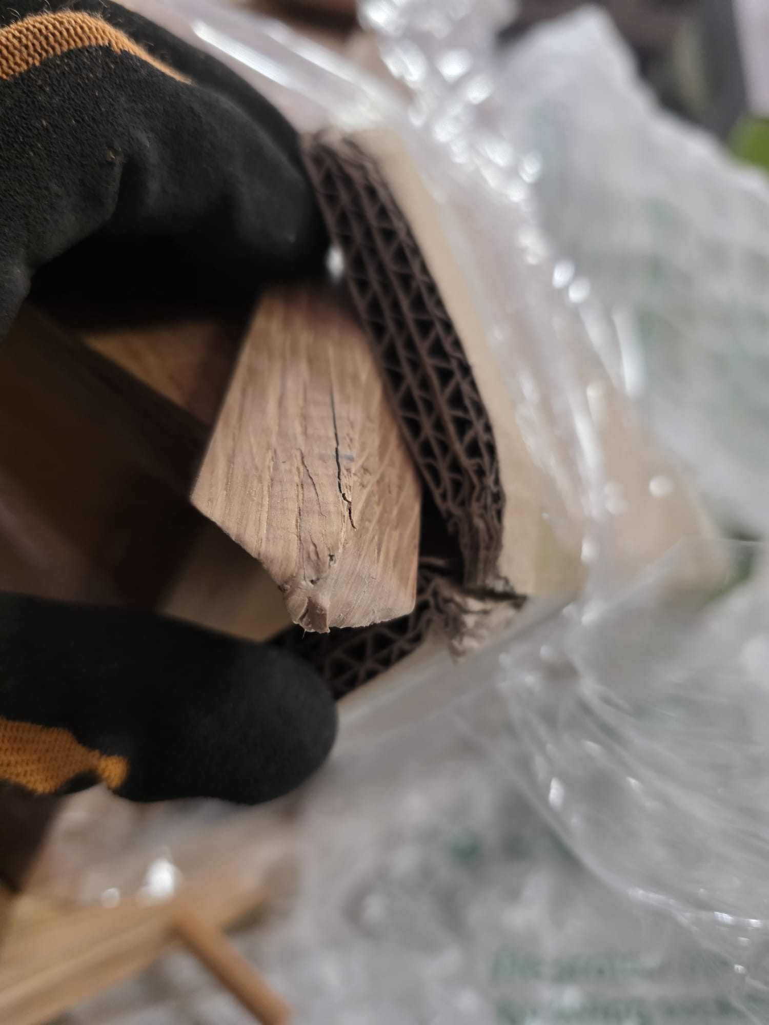 Holzstücke, Holzblock, Kartonröhre, Sägewerkzeug, Beschädigtes Holz