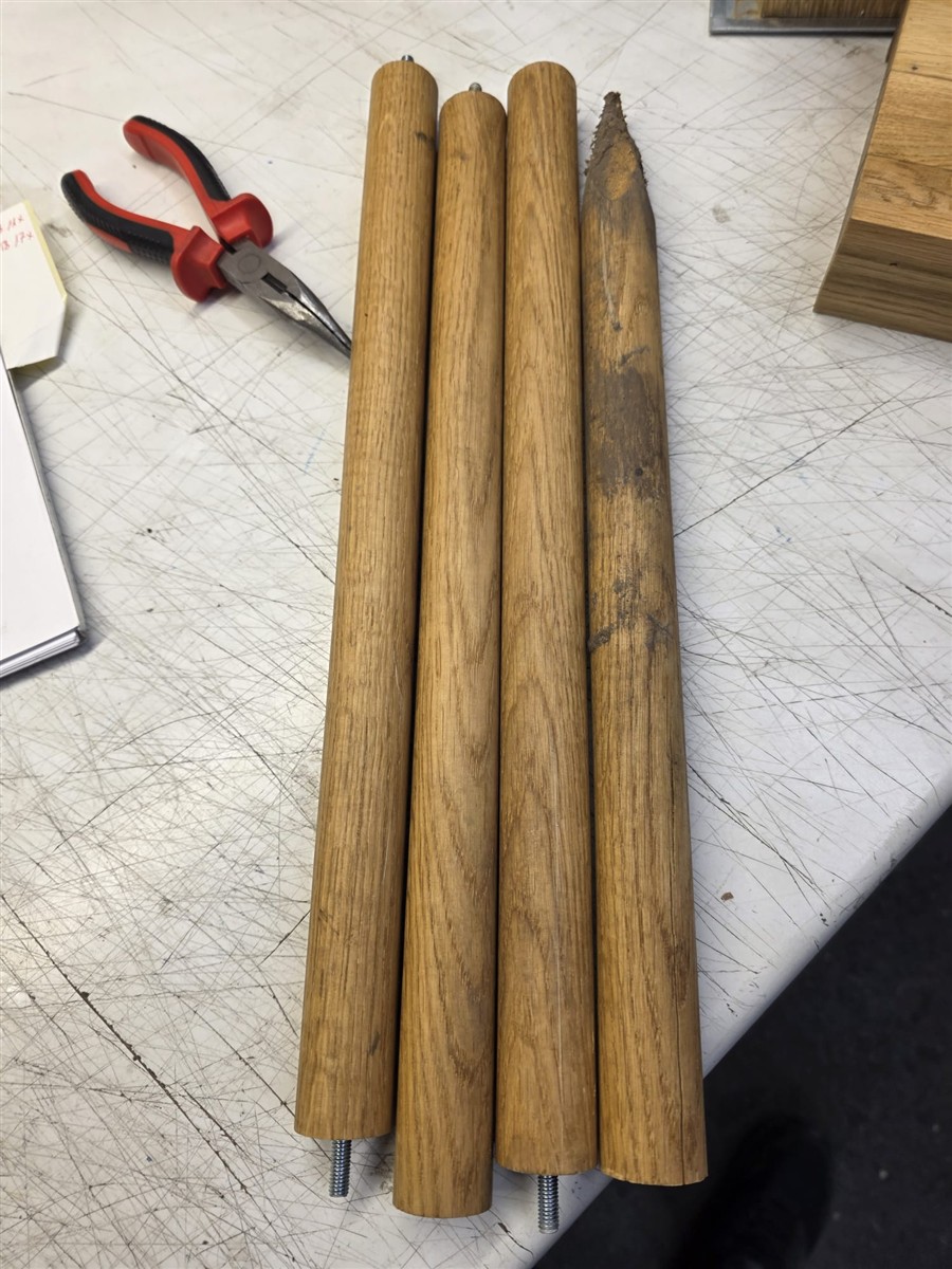 holzene Beinstäbe, Holzdübel, Holzstangen, Gewindebolzen, mit Metallbolzen versehen