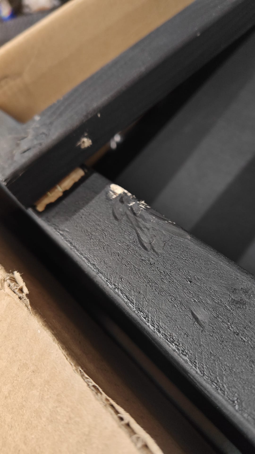 Metallrahmen, schwarze Ablage, Eckverbindung, Scharnierbereich, Kartonbox