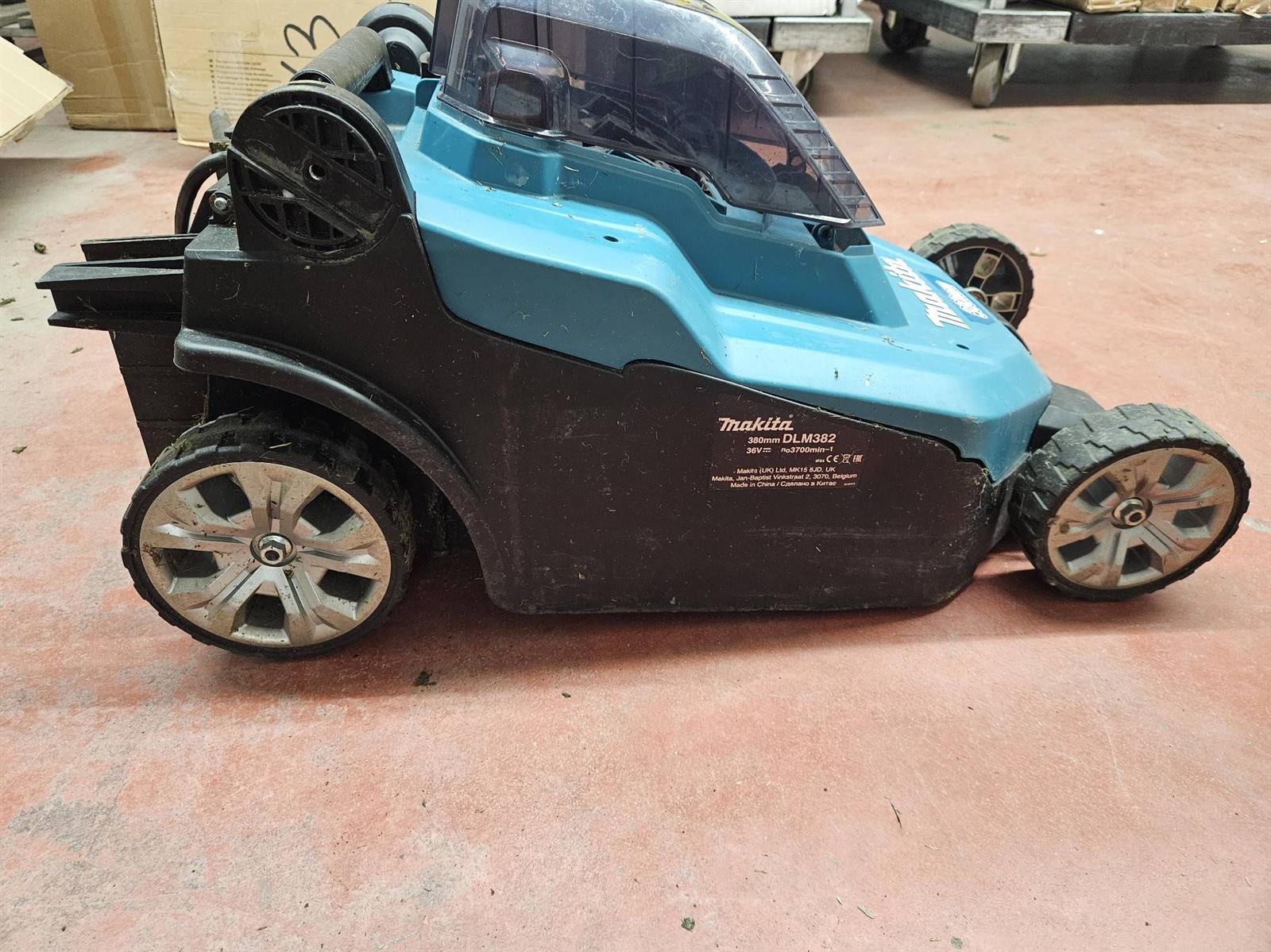 Makita Akku Rasenmäher DLM382PM2 2x 18 V mit Akkus und Ladegerät #E521