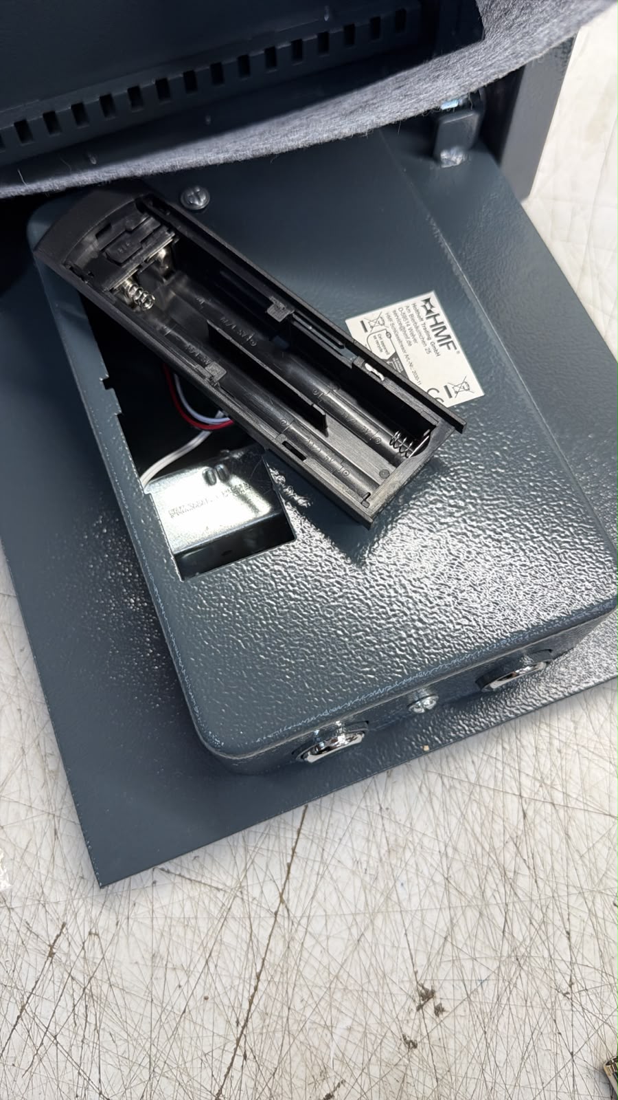 gunmetal, Metallgehäuse, Schlitz, Batteriefach, elektrisches Gerät