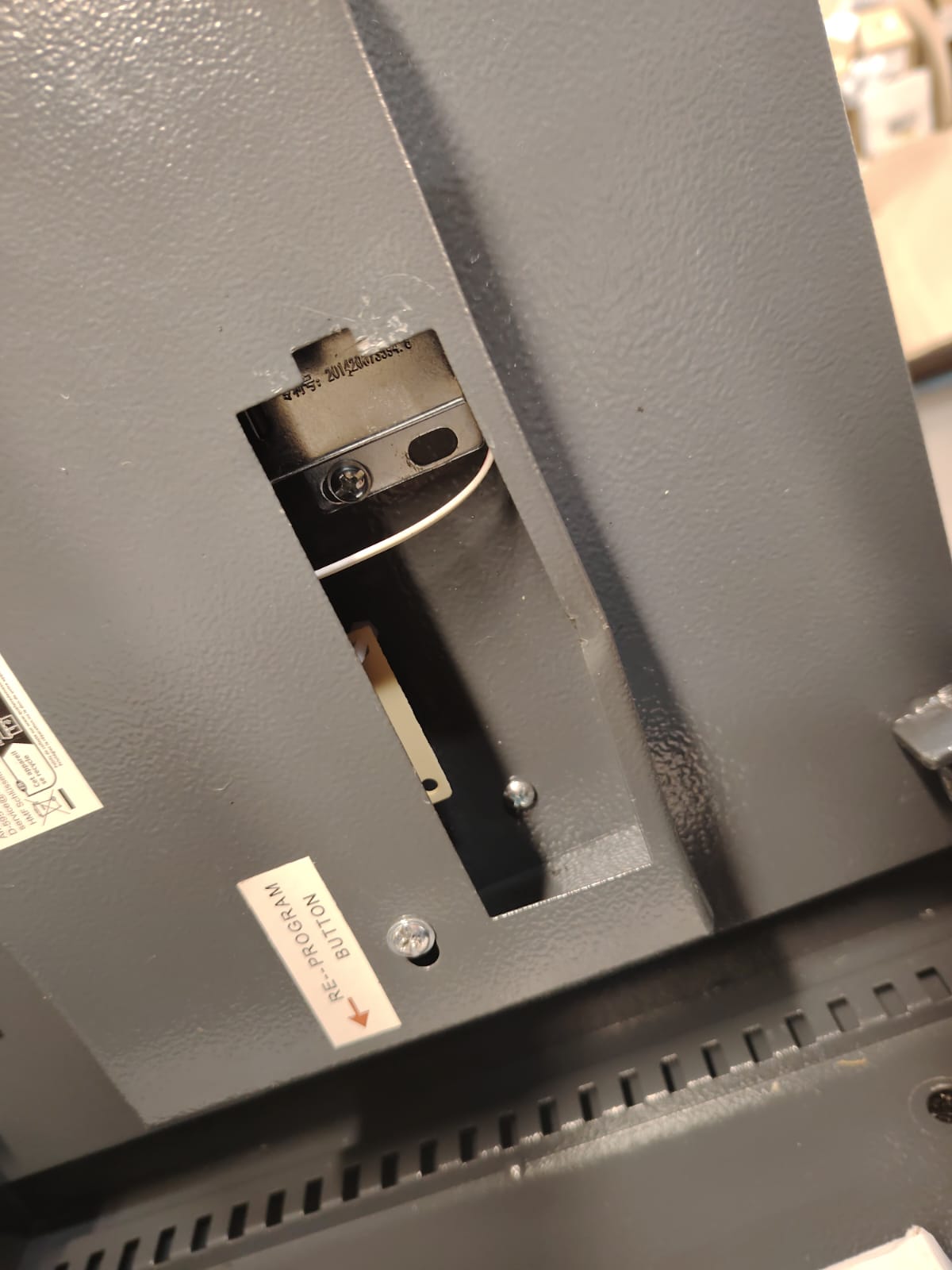 Kabelanschluss, Steckdosenbereich, Gehäuse, Metall, Schrauben