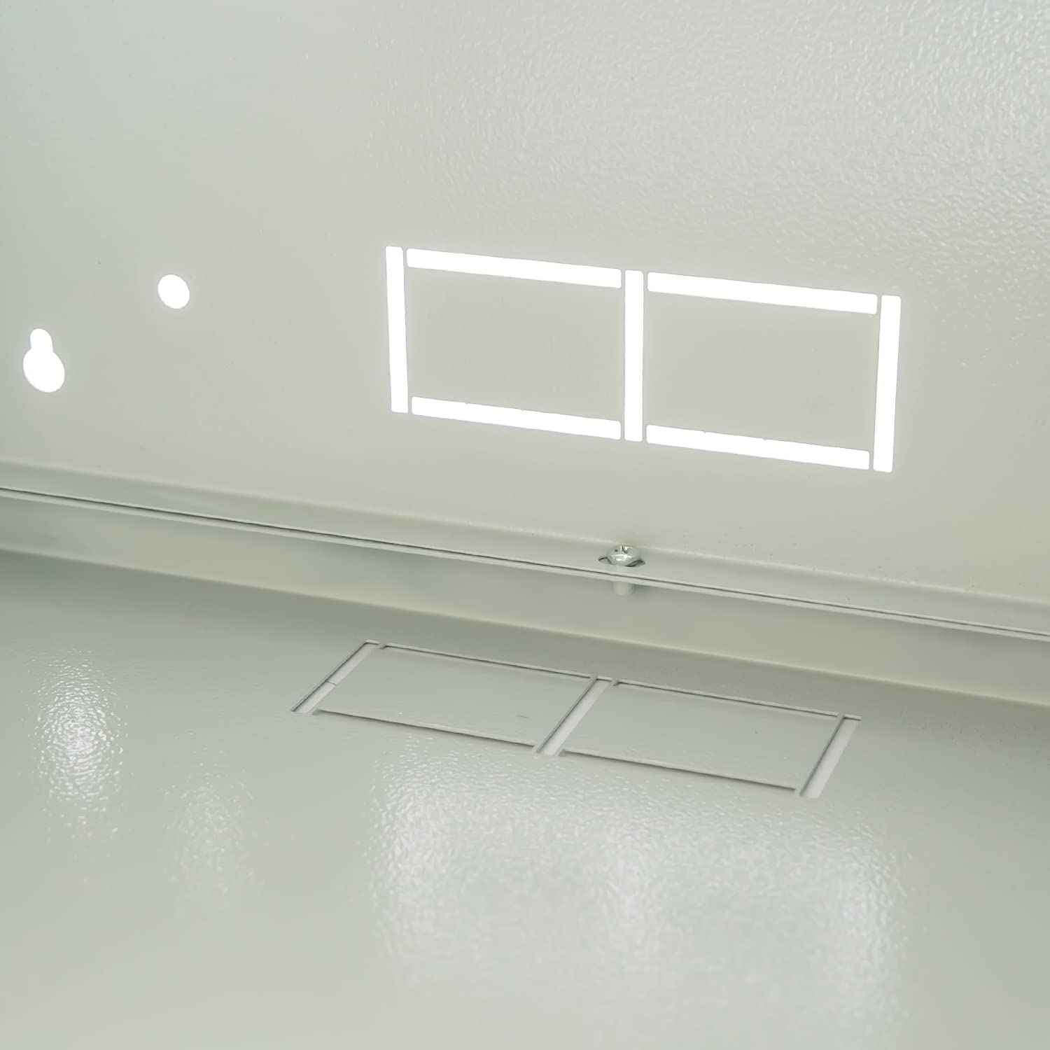 Frontpanel, Bedienfeld, rechteckige Aussparungen, vertiefte Schlitz, weiße Oberfläche