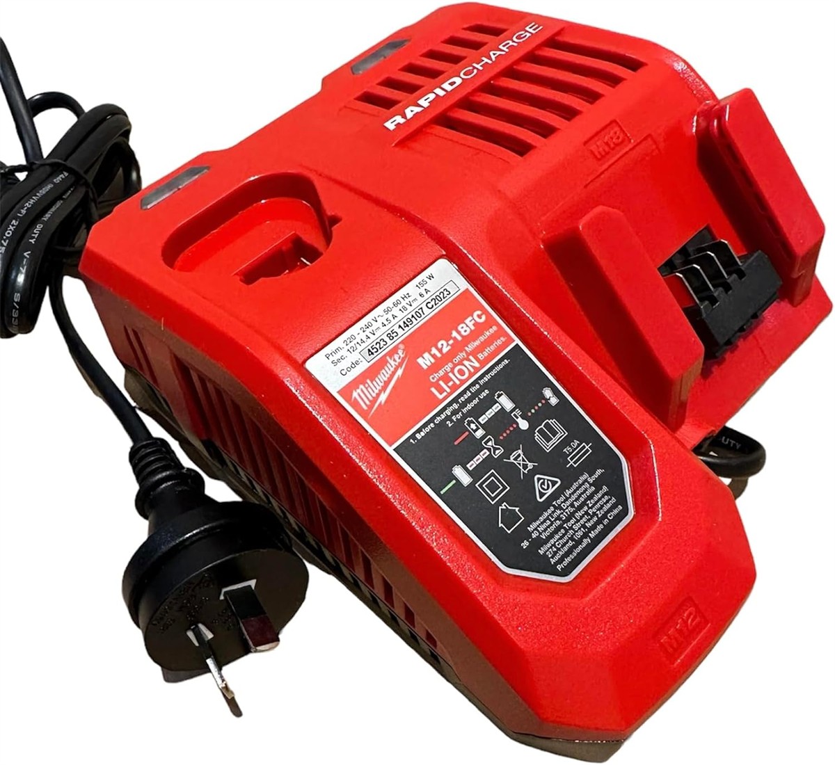 Akku-Ladegerät,  Li-Ion Akku,  Schnellladegerät,  Milwaukee,  12V-18V