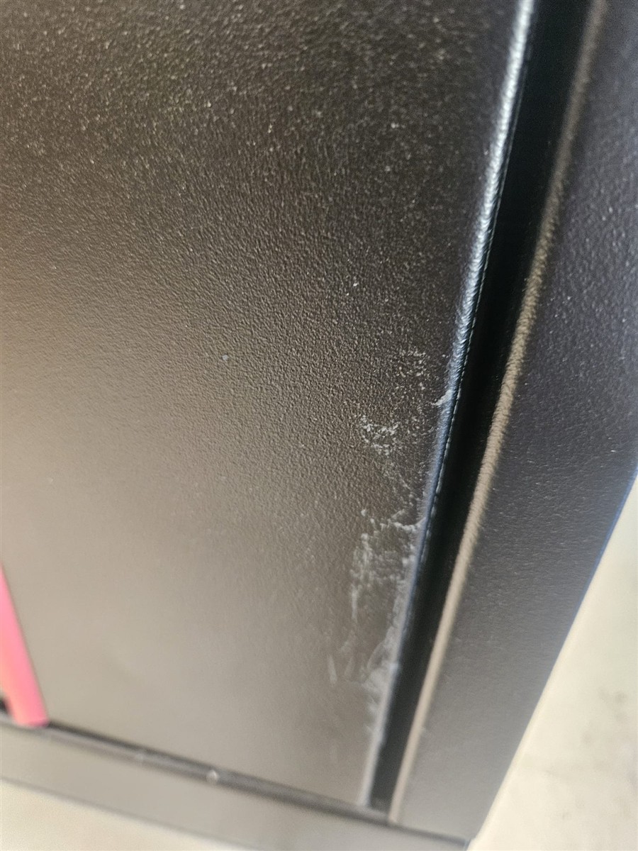 metallic surface, schwarze Platte, Kratzer, Kantennaht, Gerätegehäuse