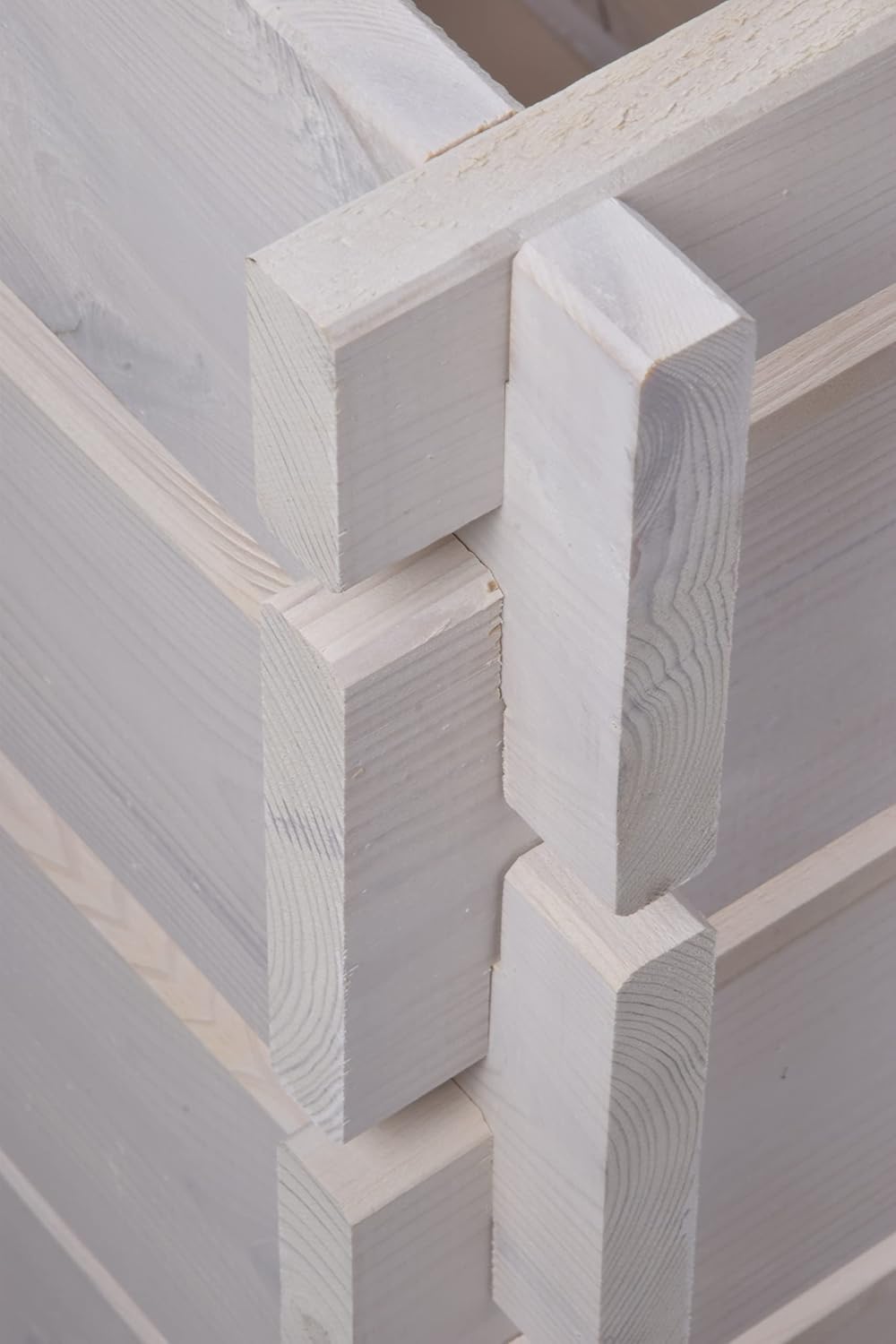 Holzbauteile, Massivholz, weiß lasiert, sichtbare Holzmaserung, Nut-und-Feder-Verbindung