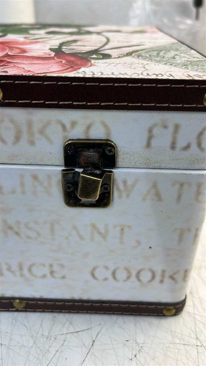 Schmuckbox, Metallverschluss, Blumenmuster, braune Naht, Dekorationsbox