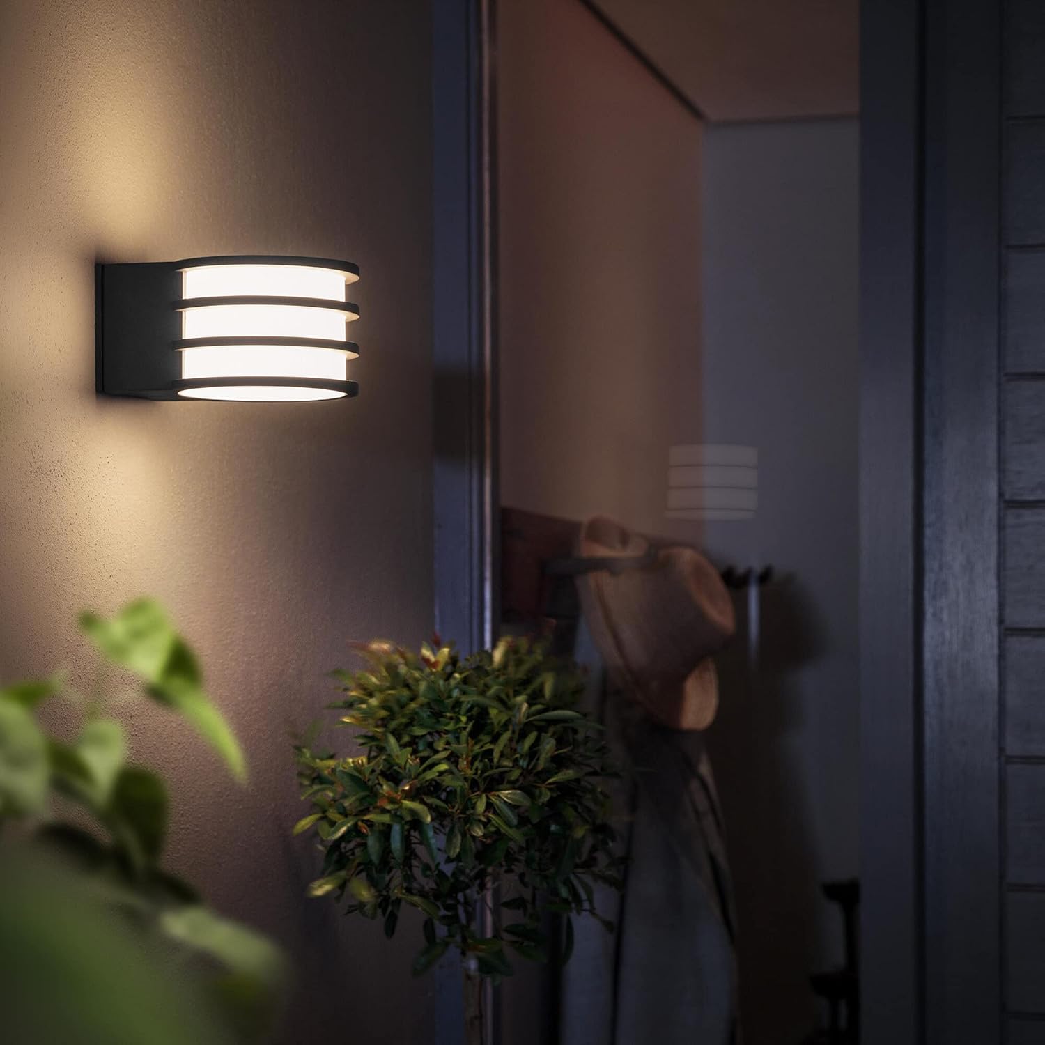 Philips Hue White Lucca Wandlleuchte für den Aussenbereich Anthrazit 806lm, dimmbar, warmweißes Licht, steuerbar via App  kompatibel mit Amazon Alexa Echo Echo Dot