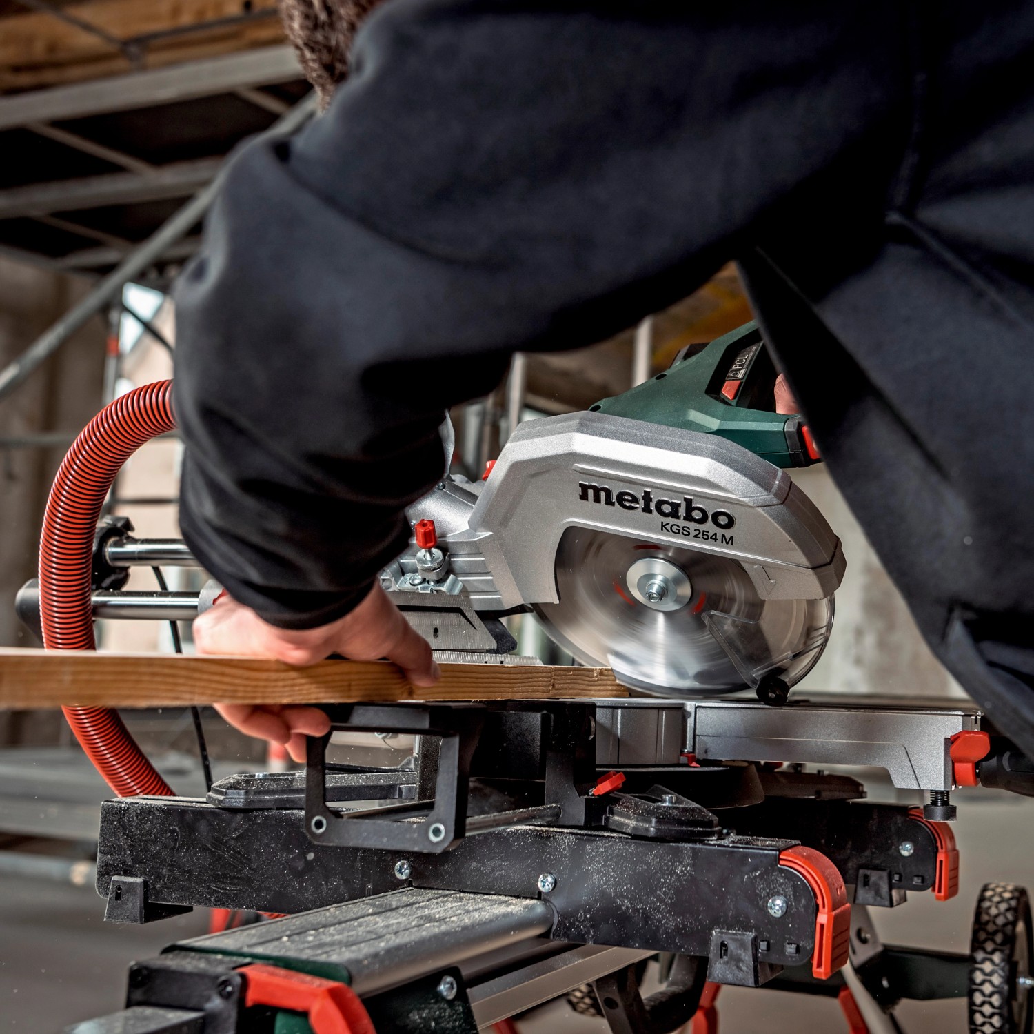 Metabo Kappsäge und Zugsäge KGS 254 M mit Hartmetall Sägeblättern