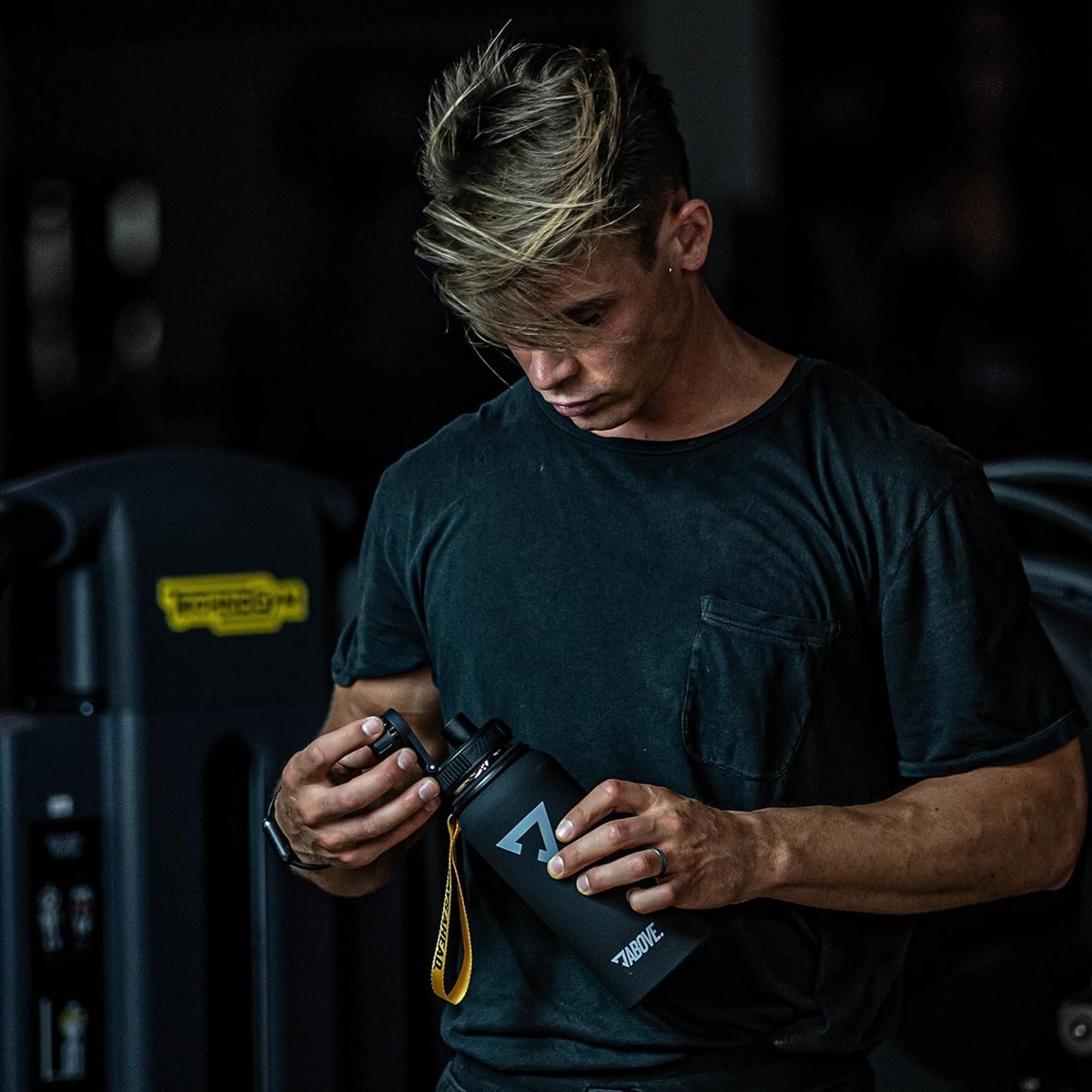 proteinshaker, wasserflasche, fitness, schwarzshirt, training