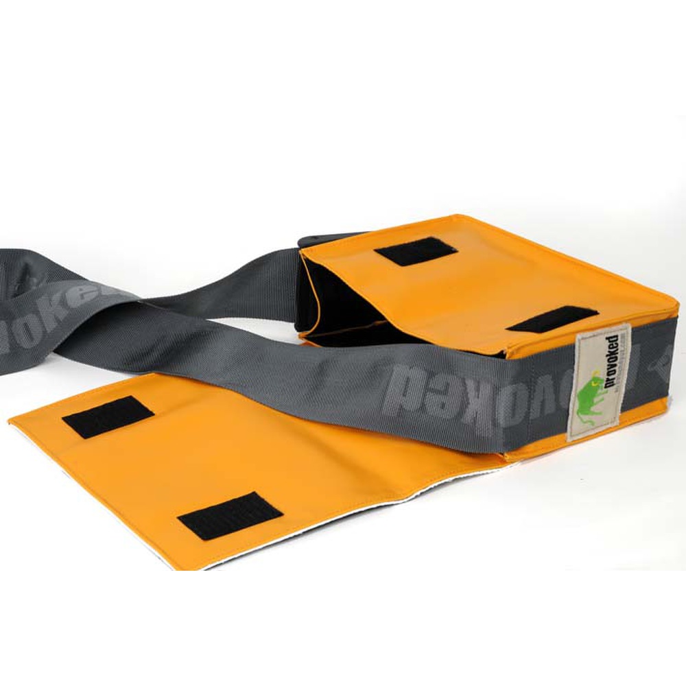 Messenger Bag MINI PROVOKED aus Kuhfell: schwarz & LKW-Plane: hellorange, 2