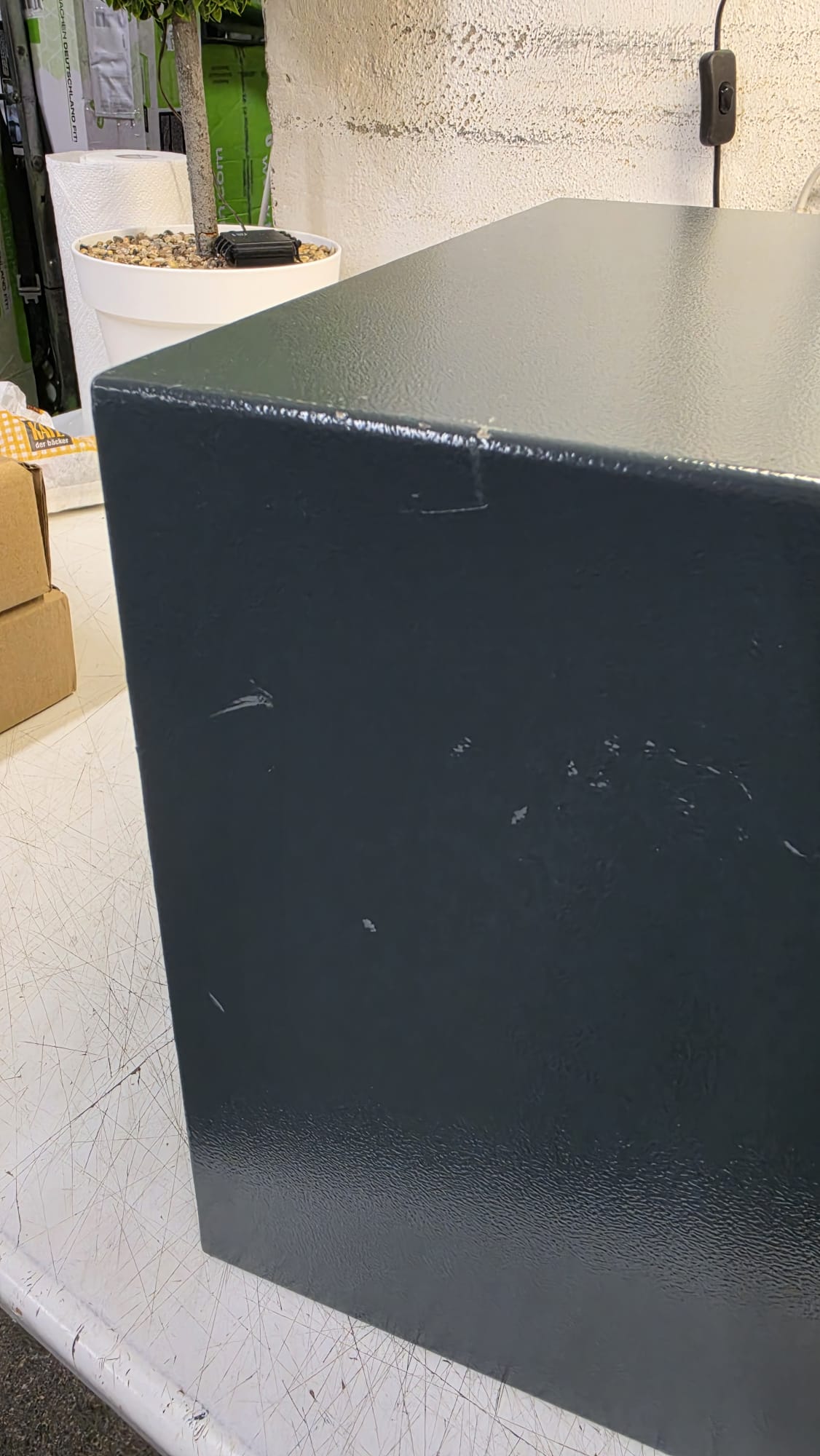 metallische oberfläche, kubus, stahlkassette, grau, oberfläche kratzer