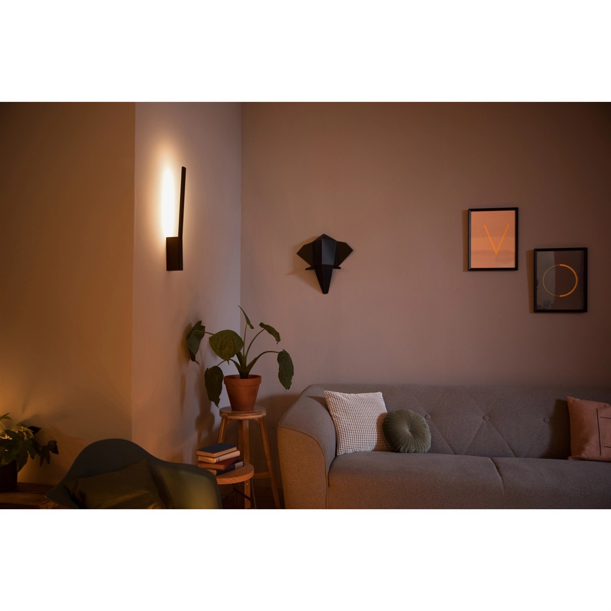 wohnzimmer, sofa, wanddeko, pflanze, lampe
