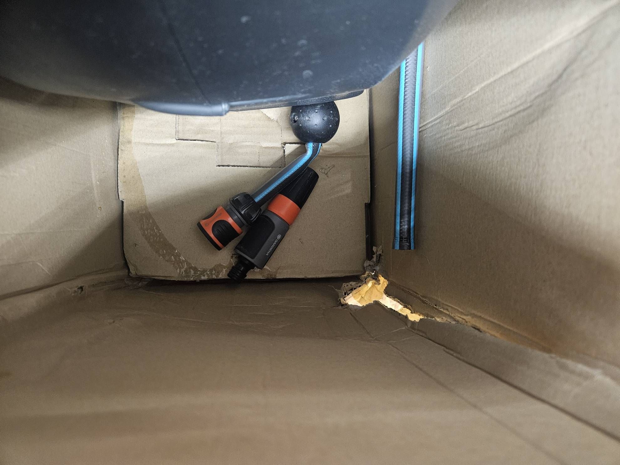 Gardena Wand-Schlauchbox RollUp M/L (weiß) 25 m flexible Bewässerung für mittelgroße bis große Gärten, Schwenkbare Schlauchbox, inkl. 25 m Gardena Qualitätschlauch #E497