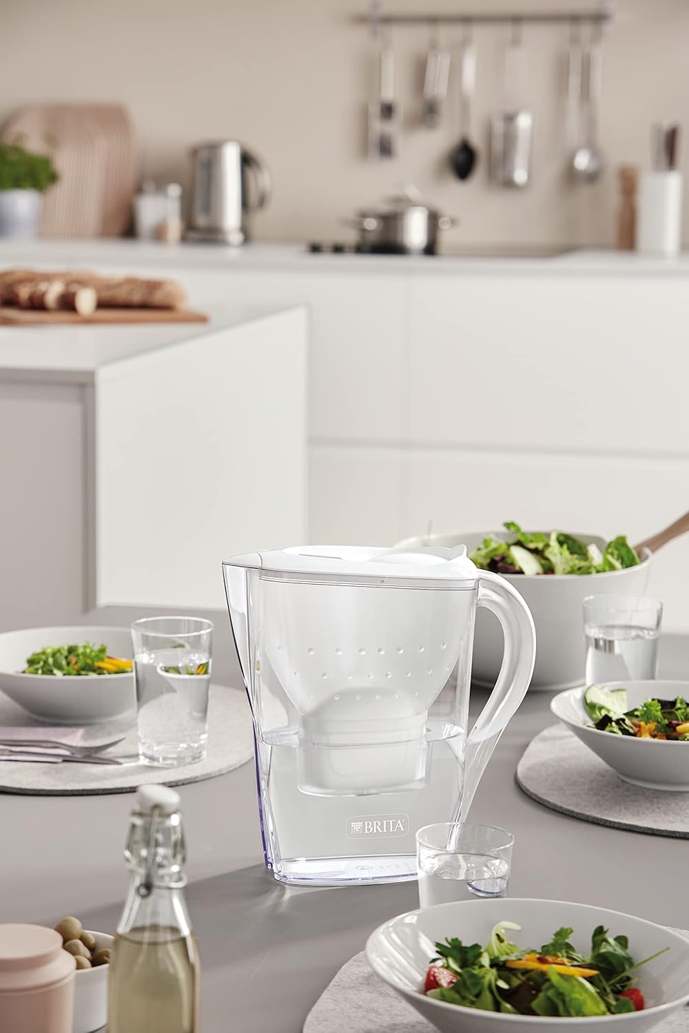 BRITA Wasserfilter Marella weiß (2,4l) inkl. 1 MAXTRA+ Filterkartusche - Filter reduziert Kalk, Chlor, Blei, Kupfer & geschmacksstörende Stoffen im Leitungswasser/schützt Küchengeräte vor Verkalkung