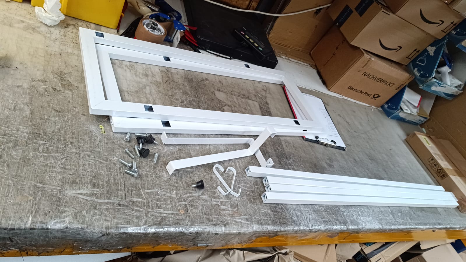 Heldenwunder Getränkekistenregal 6 Kästen Metall Sixpack-Halter weiss #B201