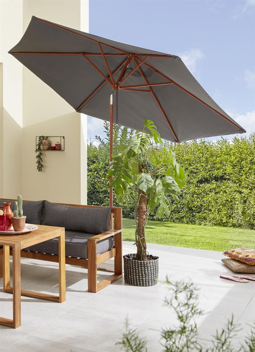Sonnenschirm, Gartenstuhl, Holzmöbel, Gartenpflanze, Patio-Setup