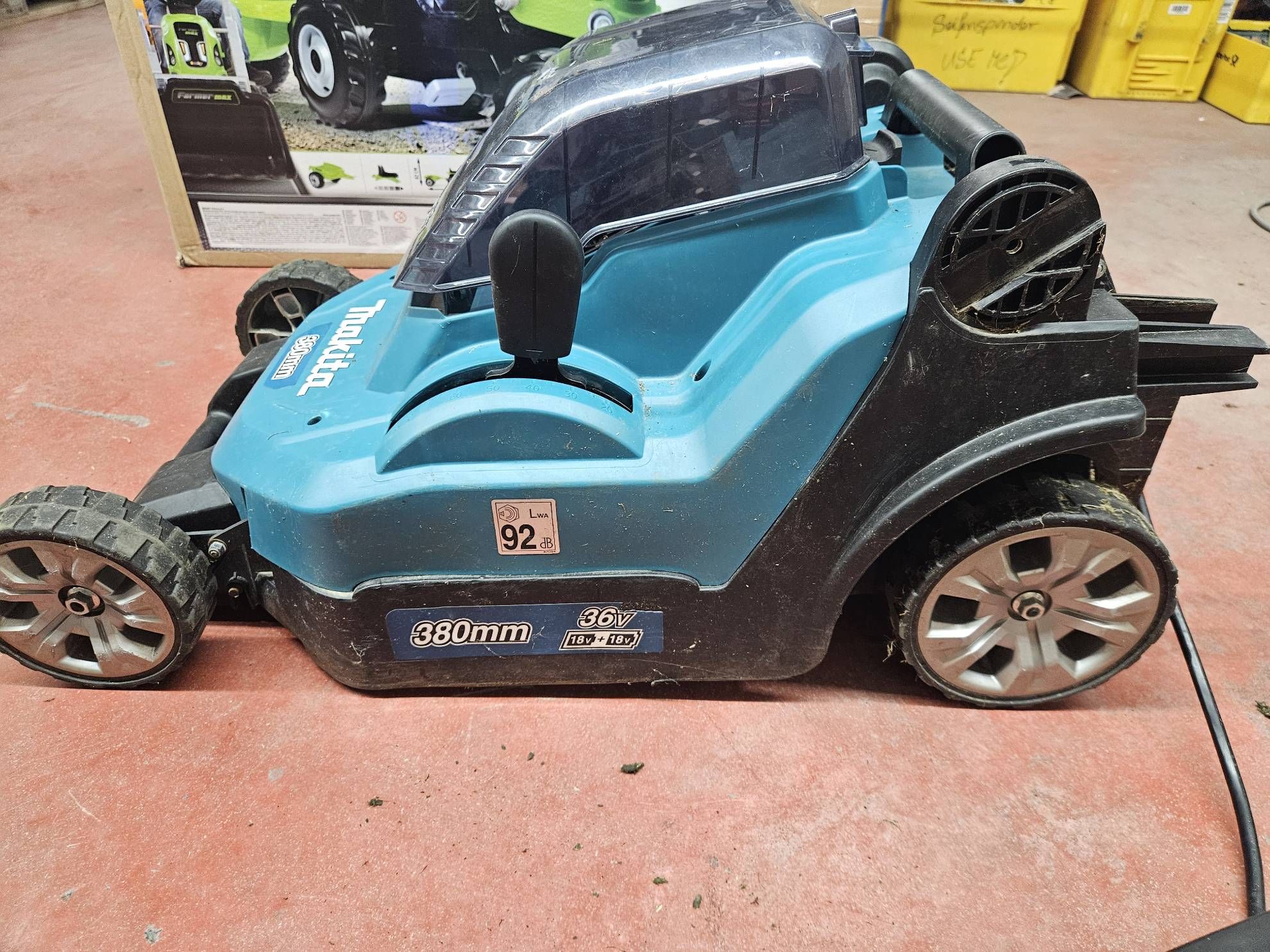 Makita Akku Rasenmäher DLM382PM2 2x 18 V mit Akkus und Ladegerät #E521