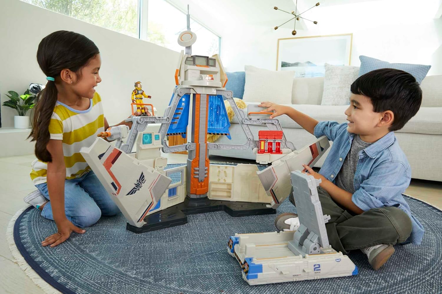 Disney und Pixar Lightyear Spielset mit Buzz Lightyear Actionfigur und Fahrzeugstartrampe und Sounds, Ultimate Star Command Base